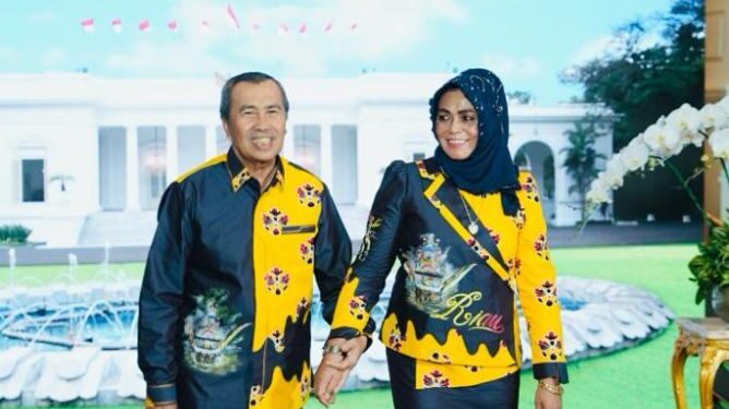 Hadiri Istana Berbatik, Gubernur Syamsuar dan Istri Promosi Batik Riau