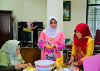 Keseruan Misnarni Syamsuar Berbagi Resep Memasak Bersama TP PKK Riau