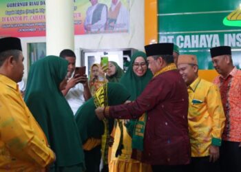 Lepas Keberangkatan 30 Jemaah Umroh, Plt Gubri Minta Doa Agar Riau Semakin Maju