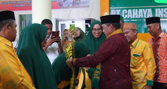 Lepas Keberangkatan 30 Jemaah Umroh, Plt Gubri Minta Doa Agar Riau Semakin Maju