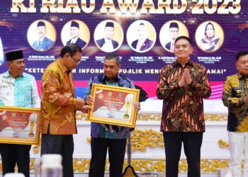 Hadiri Malam Puncak Anugerah KI Riau Award 2023, Ini Harapan Gubri Edy Nasution