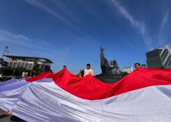 Pemuda Riau Kibarkan Bendera Raksasa di Tugu Zapin, Peringati Hari Sumpah Pemuda ke-96