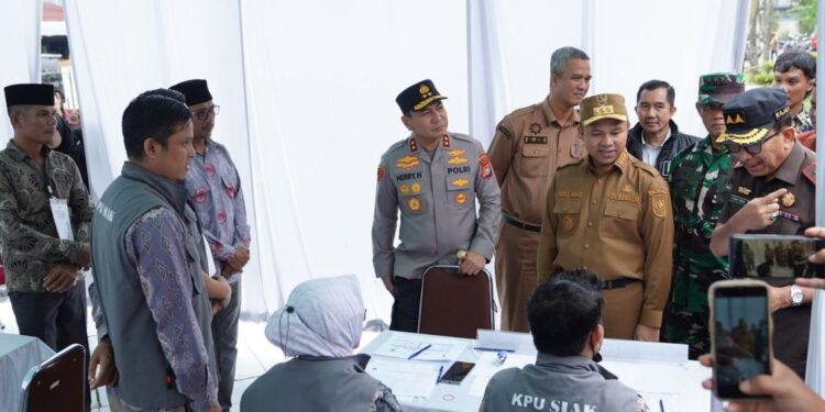 Gubri Abdul Wahid Tinjau Pelaksanaan PSU di Siak, Pastikan Proses Berjalan Lancar