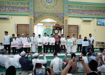 Gubri Abdul Wahid Serahkan Bantuan Puluhan Juta Rupiah untuk Masjid dan Warga Pandau Jaya