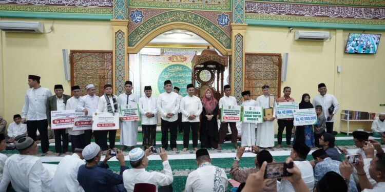 Gubri Abdul Wahid Serahkan Bantuan Puluhan Juta Rupiah untuk Masjid dan Warga Pandau Jaya